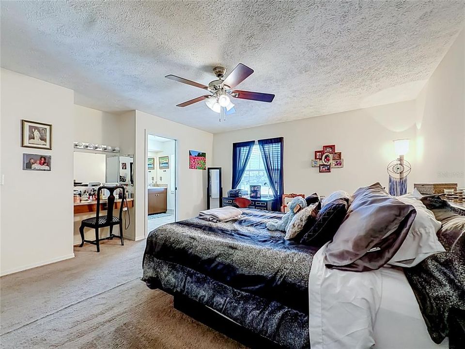 For Sale: $299,999 (3 beds, 2 baths, 1952 Square Feet)