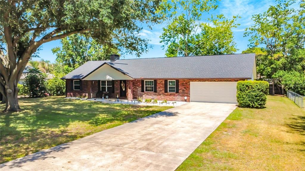 For Sale: $299,999 (3 beds, 2 baths, 1952 Square Feet)