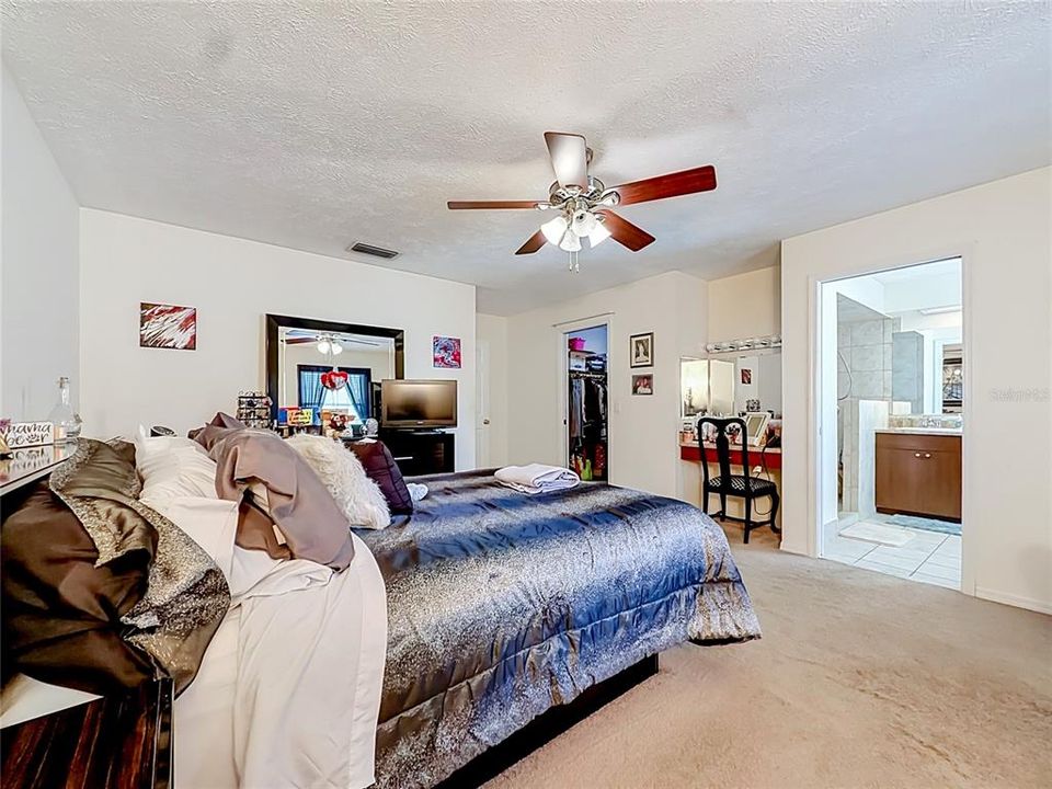 For Sale: $299,999 (3 beds, 2 baths, 1952 Square Feet)