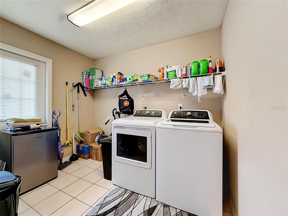 For Sale: $299,999 (3 beds, 2 baths, 1952 Square Feet)
