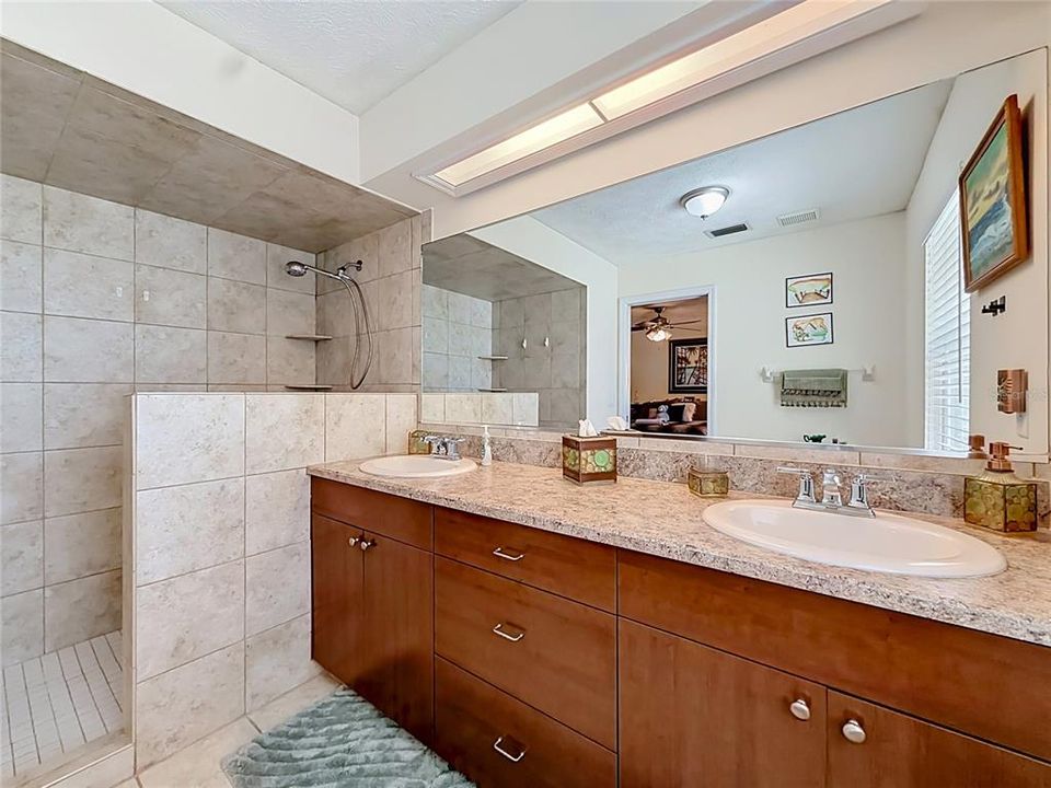 For Sale: $299,999 (3 beds, 2 baths, 1952 Square Feet)