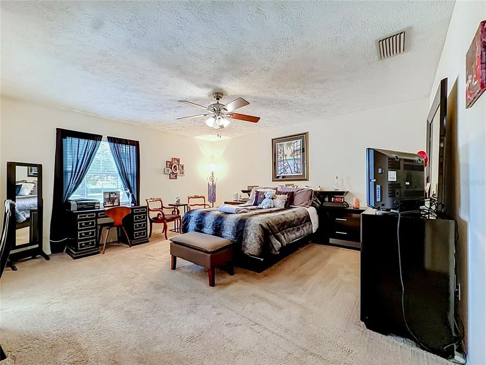 For Sale: $299,999 (3 beds, 2 baths, 1952 Square Feet)