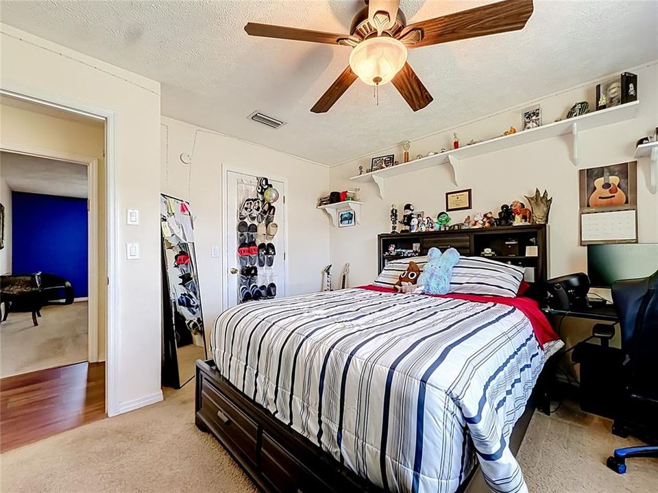 For Sale: $299,999 (3 beds, 2 baths, 1952 Square Feet)