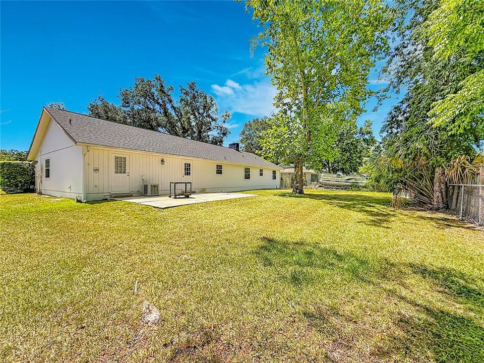 For Sale: $299,999 (3 beds, 2 baths, 1952 Square Feet)