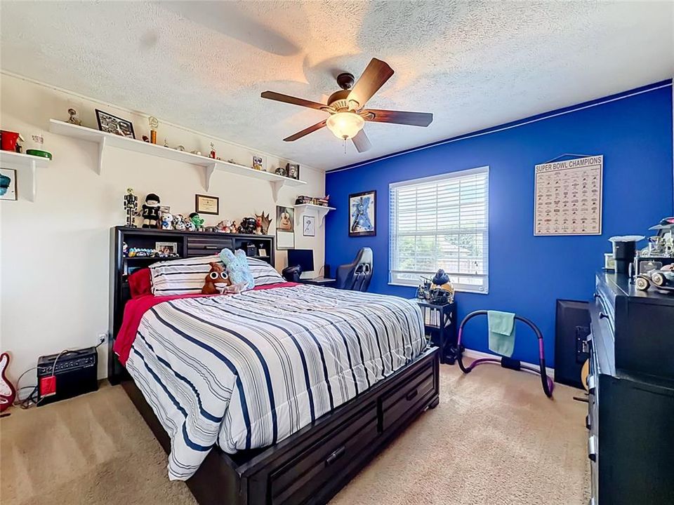 For Sale: $299,999 (3 beds, 2 baths, 1952 Square Feet)