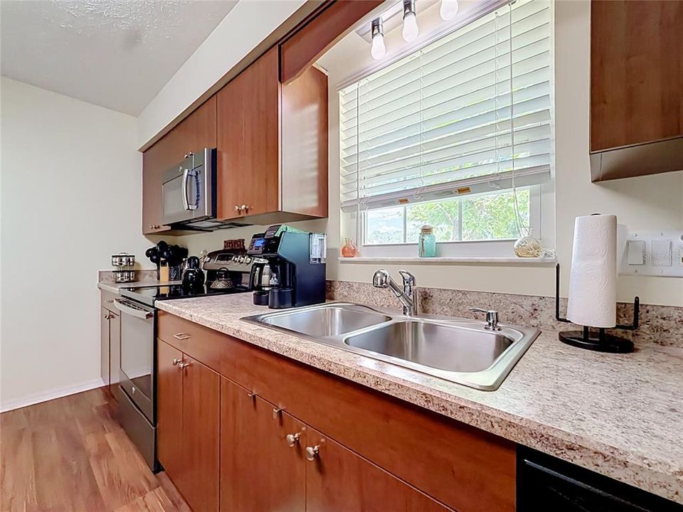 For Sale: $299,999 (3 beds, 2 baths, 1952 Square Feet)