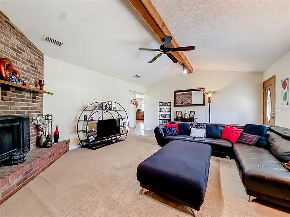 For Sale: $299,999 (3 beds, 2 baths, 1952 Square Feet)