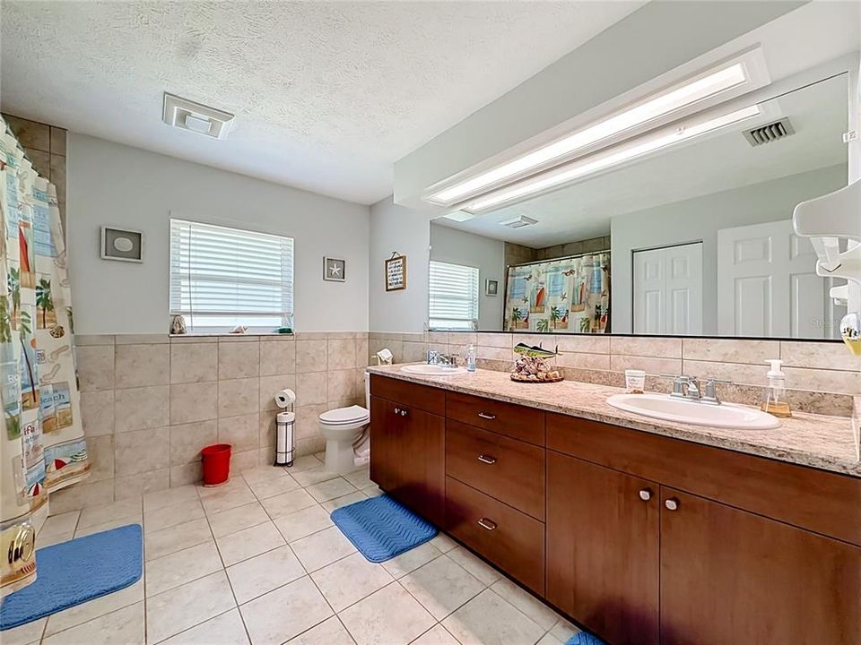For Sale: $299,999 (3 beds, 2 baths, 1952 Square Feet)