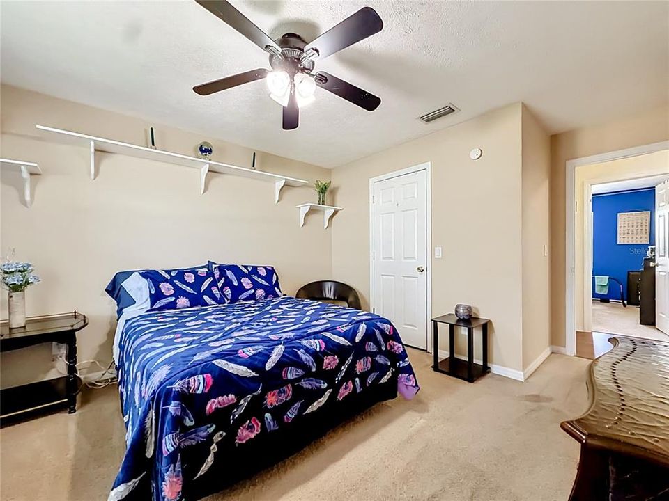 For Sale: $299,999 (3 beds, 2 baths, 1952 Square Feet)