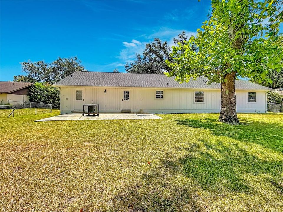 For Sale: $299,999 (3 beds, 2 baths, 1952 Square Feet)