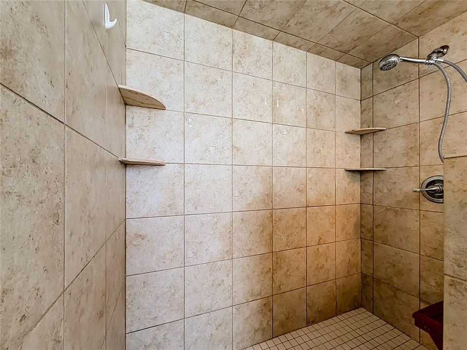 For Sale: $299,999 (3 beds, 2 baths, 1952 Square Feet)