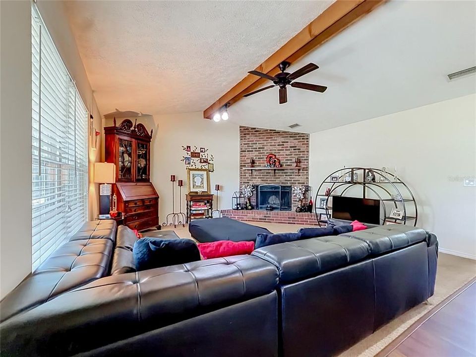 For Sale: $299,999 (3 beds, 2 baths, 1952 Square Feet)