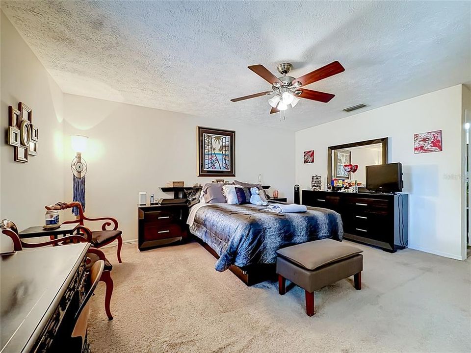 For Sale: $299,999 (3 beds, 2 baths, 1952 Square Feet)