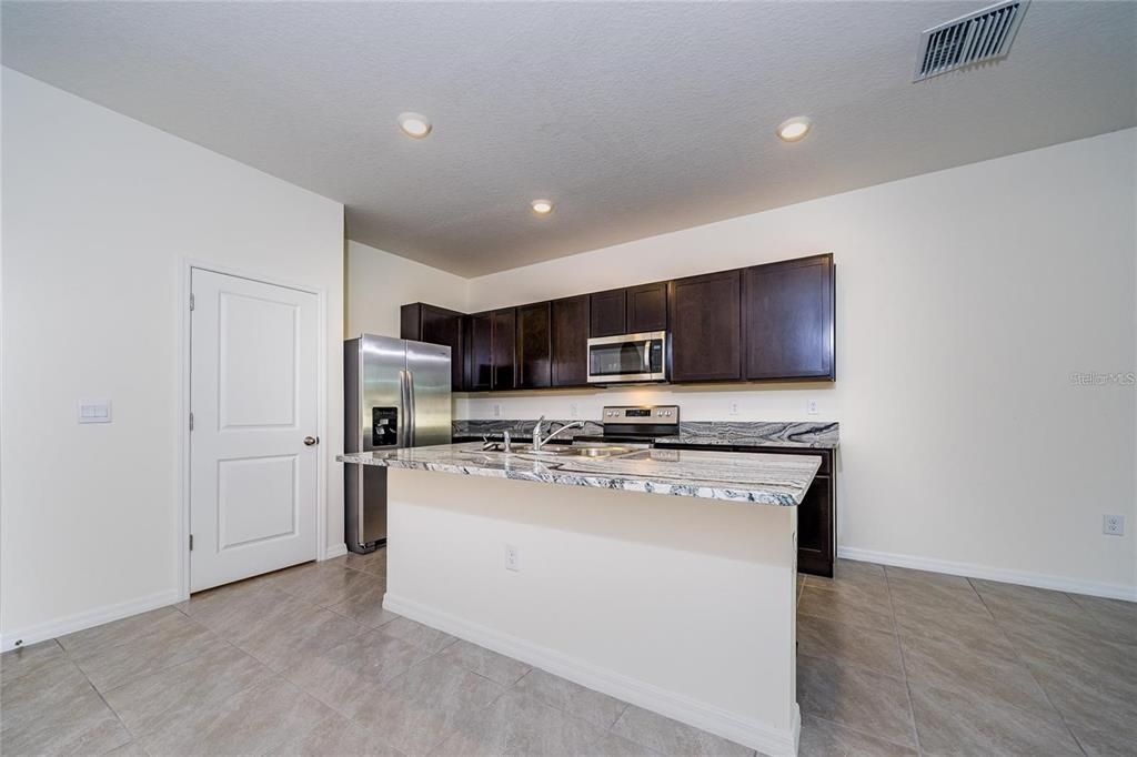 For Rent: $2,200 (3 beds, 2 baths, 1673 Square Feet)