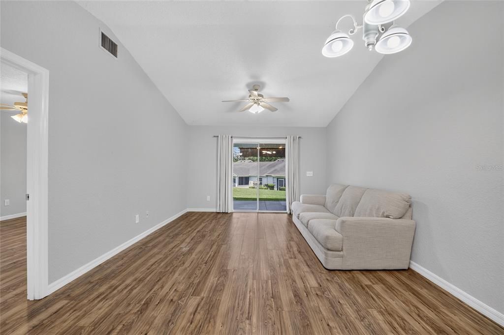 For Sale: $225,000 (2 beds, 2 baths, 1118 Square Feet)