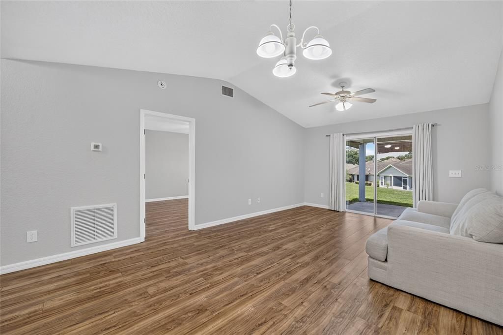 For Sale: $225,000 (2 beds, 2 baths, 1118 Square Feet)