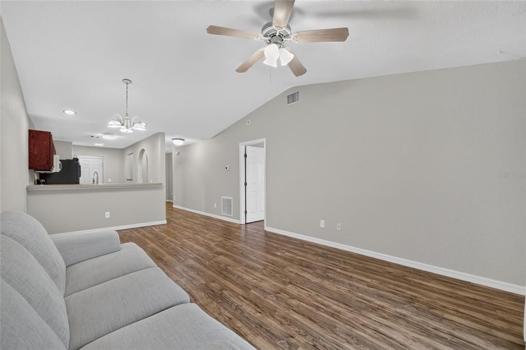 For Sale: $225,000 (2 beds, 2 baths, 1118 Square Feet)