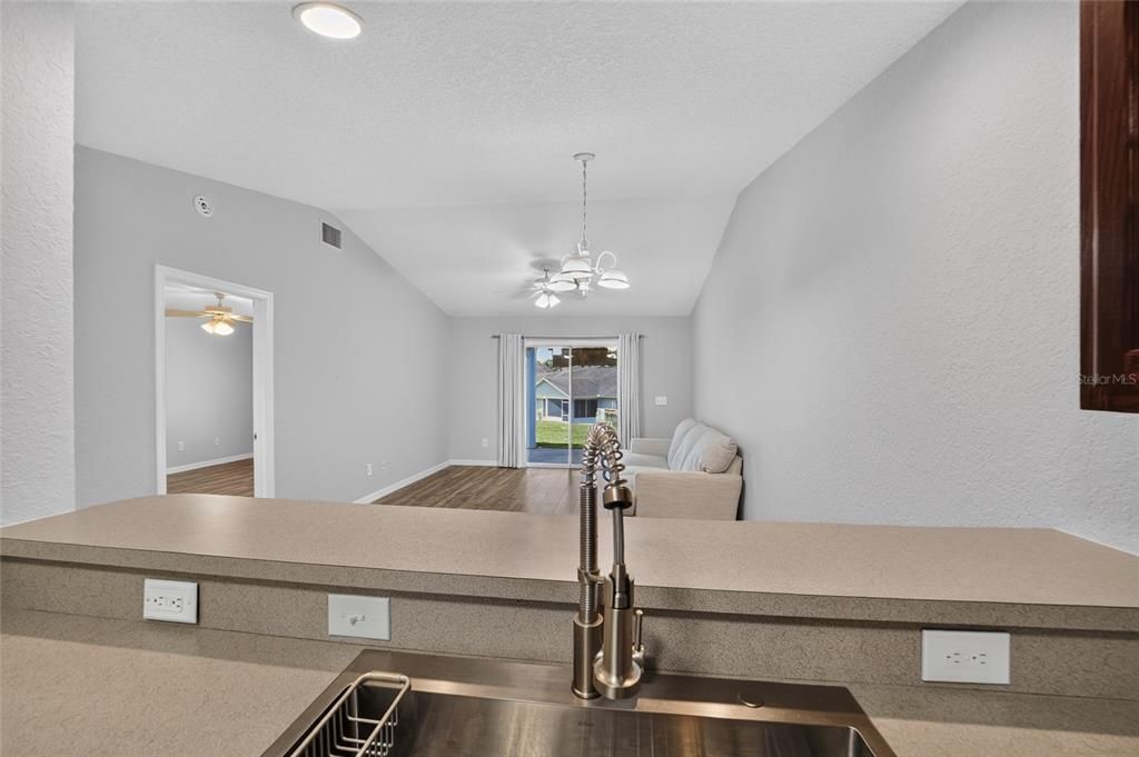 For Sale: $225,000 (2 beds, 2 baths, 1118 Square Feet)