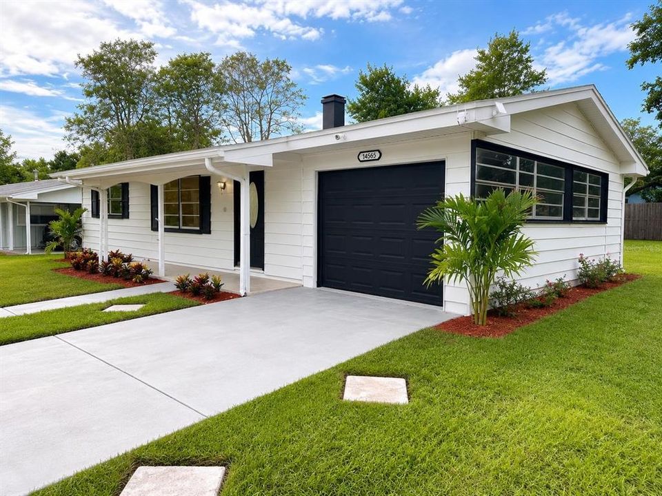 For Sale: $189,475 (2 beds, 1 baths, 864 Square Feet)