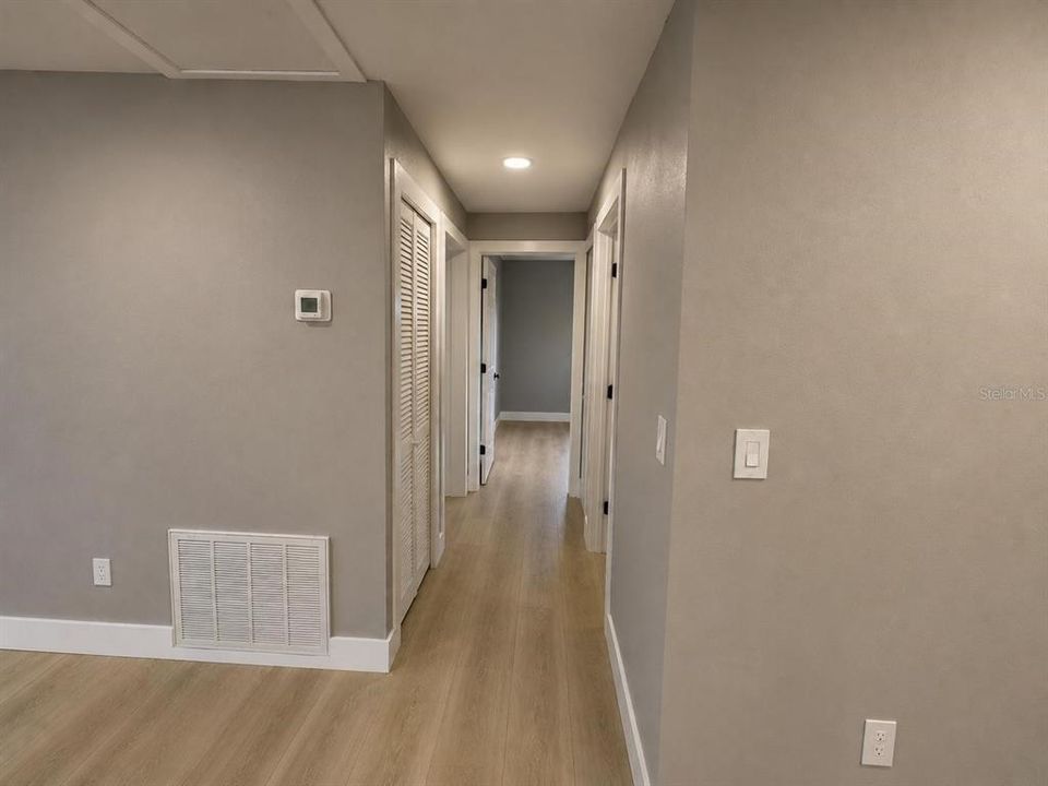 For Sale: $189,475 (2 beds, 1 baths, 864 Square Feet)