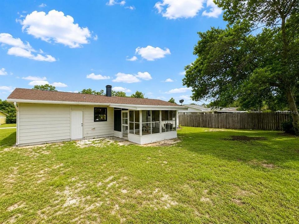 For Sale: $189,475 (2 beds, 1 baths, 864 Square Feet)