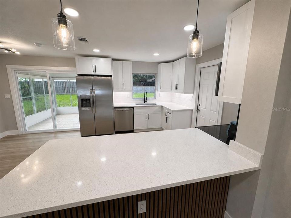 For Sale: $189,475 (2 beds, 1 baths, 864 Square Feet)