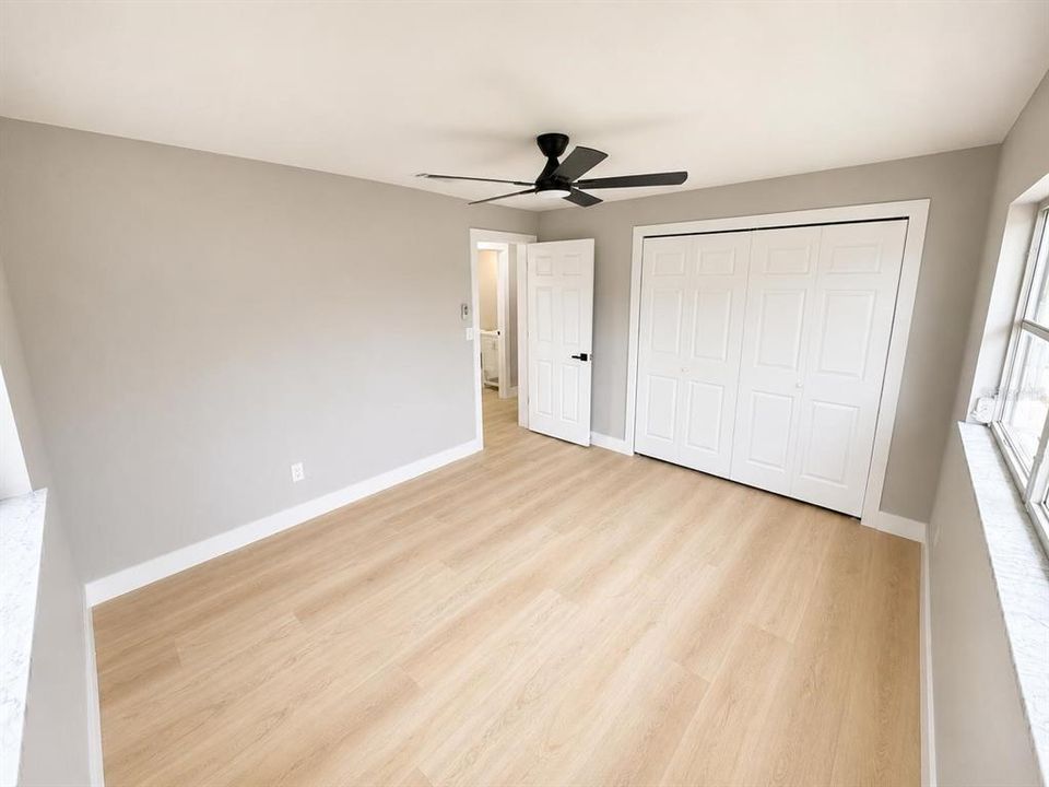For Sale: $189,475 (2 beds, 1 baths, 864 Square Feet)