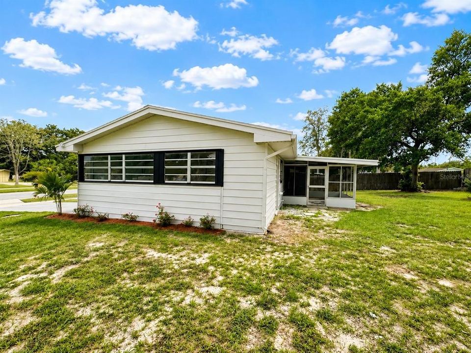 For Sale: $189,475 (2 beds, 1 baths, 864 Square Feet)