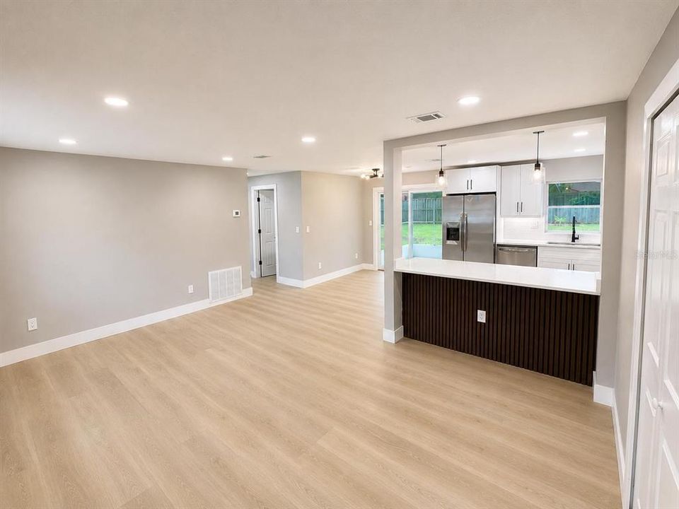 For Sale: $189,475 (2 beds, 1 baths, 864 Square Feet)