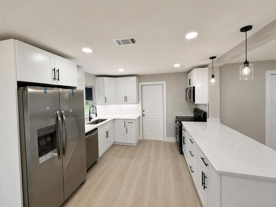 For Sale: $189,475 (2 beds, 1 baths, 864 Square Feet)
