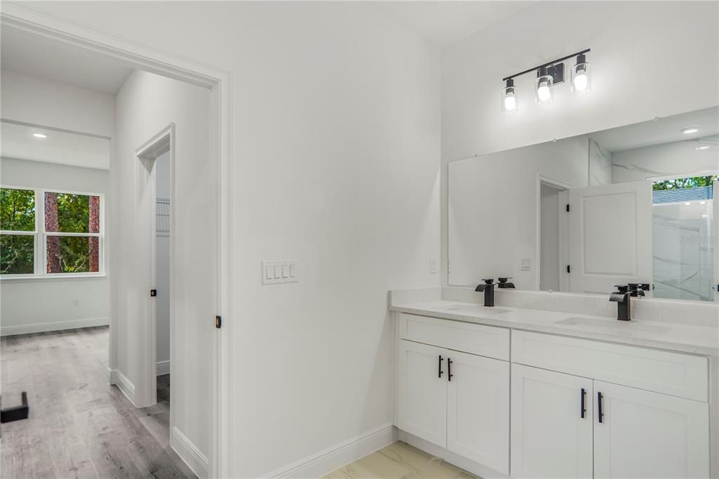 На продажу: $289,900 (4 спален, 2 ванн, 1833 Квадратных фут)