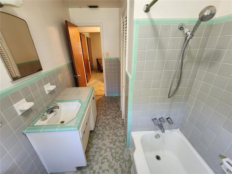 For Sale: $229,000 (3 beds, 1 baths, 1365 Square Feet)