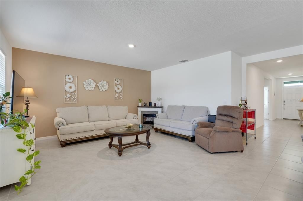 En Venta: $325,000 (3 camas, 2 baños, 1725 Pies cuadrados)