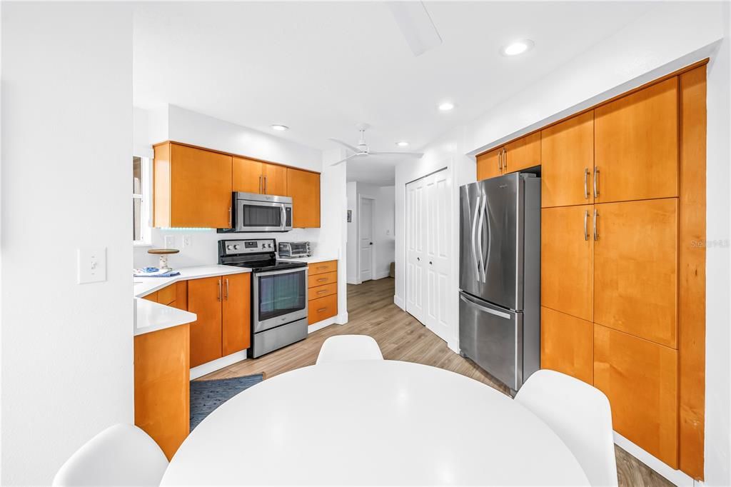 На продажу: $369,000 (2 спален, 2 ванн, 1075 Квадратных фут)