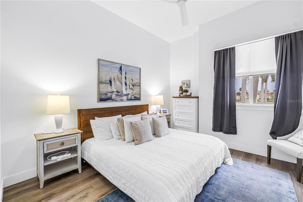 На продажу: $369,000 (2 спален, 2 ванн, 1075 Квадратных фут)