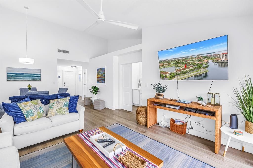На продажу: $369,000 (2 спален, 2 ванн, 1075 Квадратных фут)