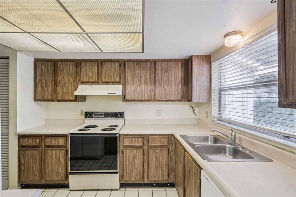 На продажу: $335,999 (4 спален, 3 ванн, 1812 Квадратных фут)