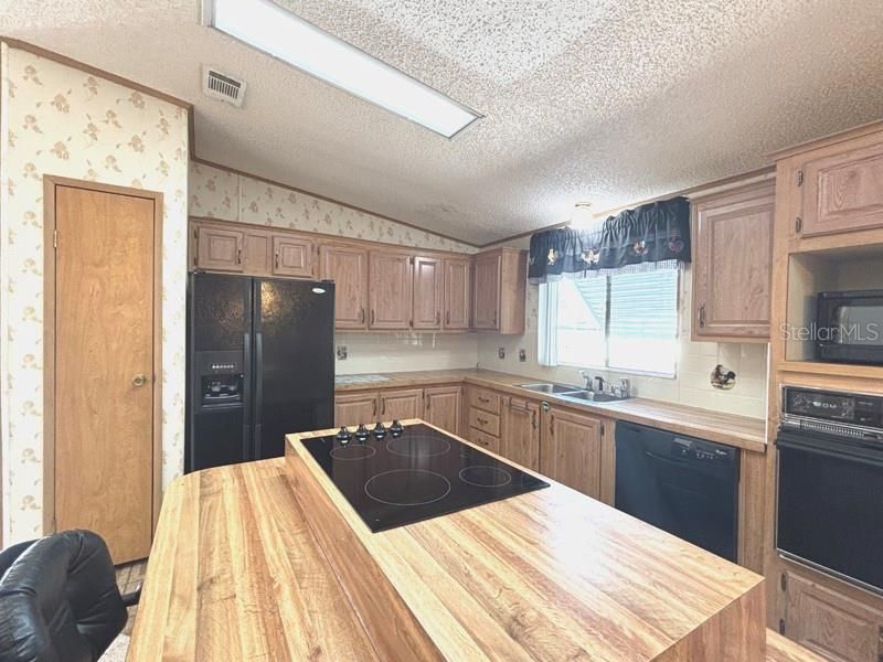 На продажу: $169,900 (2 спален, 2 ванн, 1599 Квадратных фут)