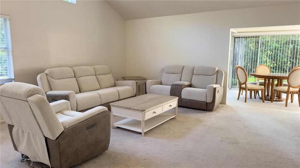 For Rent: $1,375 (2 beds, 2 baths, 1074 Square Feet)
