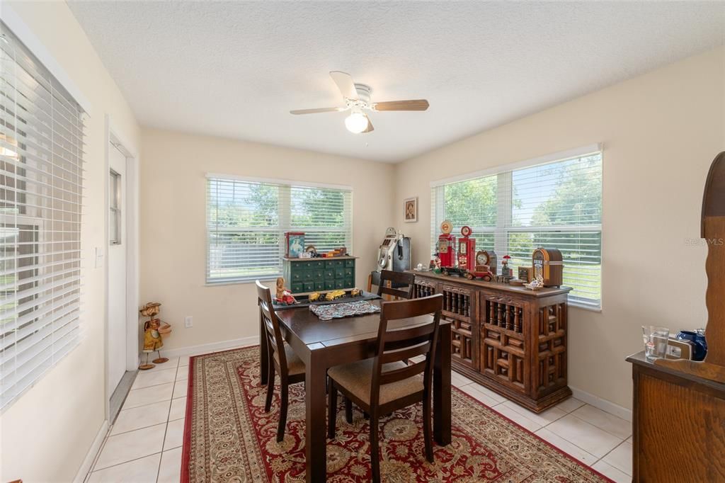 For Sale: $195,000 (2 beds, 1 baths, 988 Square Feet)