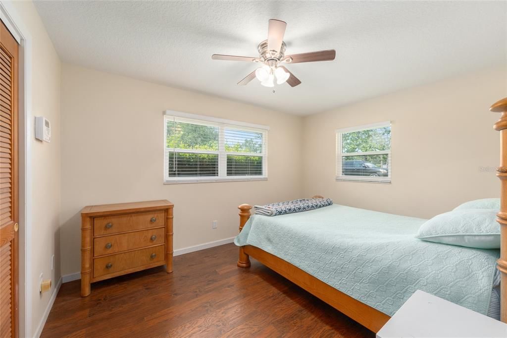 For Sale: $195,000 (2 beds, 1 baths, 988 Square Feet)
