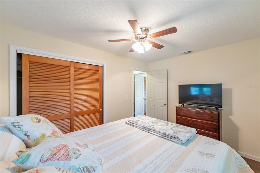For Sale: $195,000 (2 beds, 1 baths, 988 Square Feet)