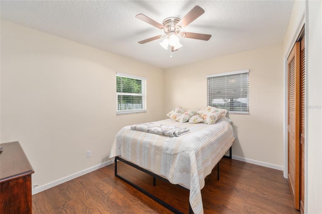 For Sale: $195,000 (2 beds, 1 baths, 988 Square Feet)