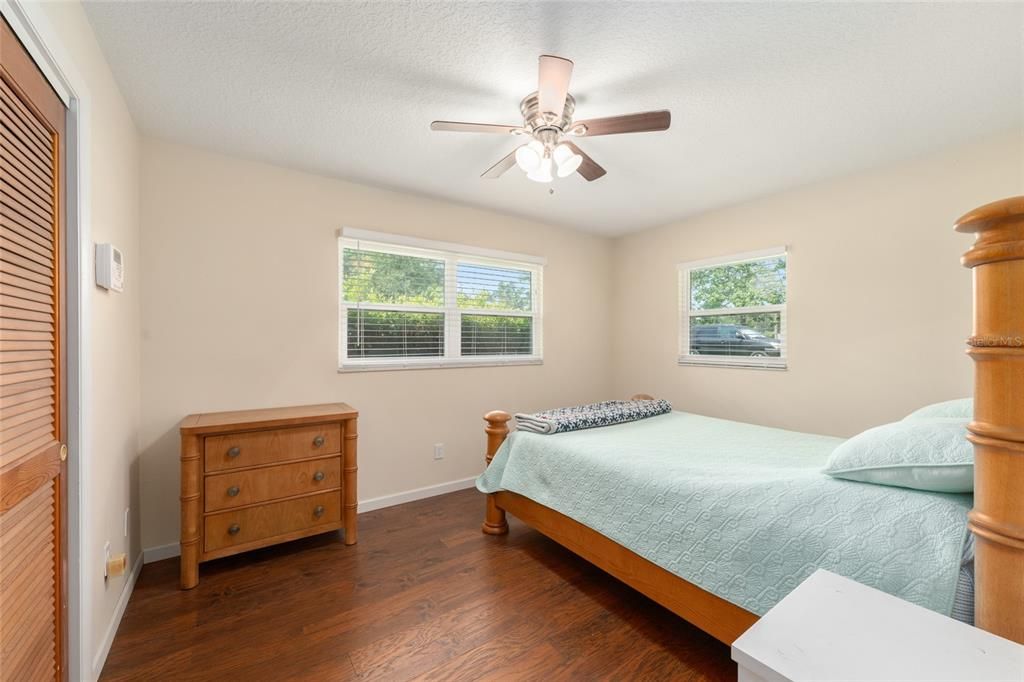 For Sale: $195,000 (2 beds, 1 baths, 988 Square Feet)