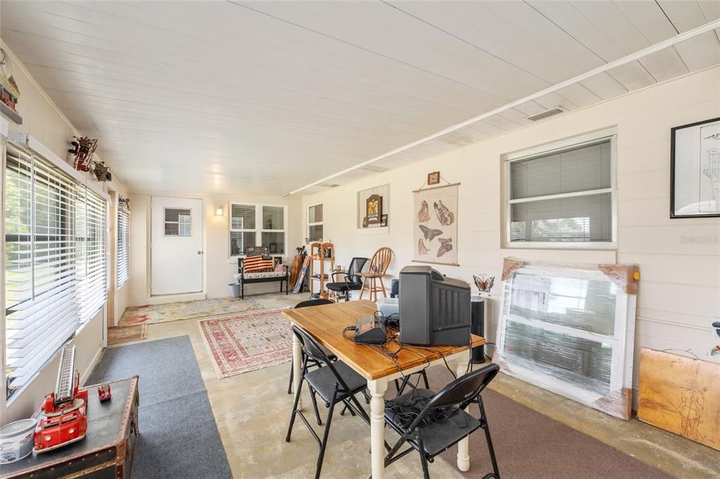 For Sale: $195,000 (2 beds, 1 baths, 988 Square Feet)