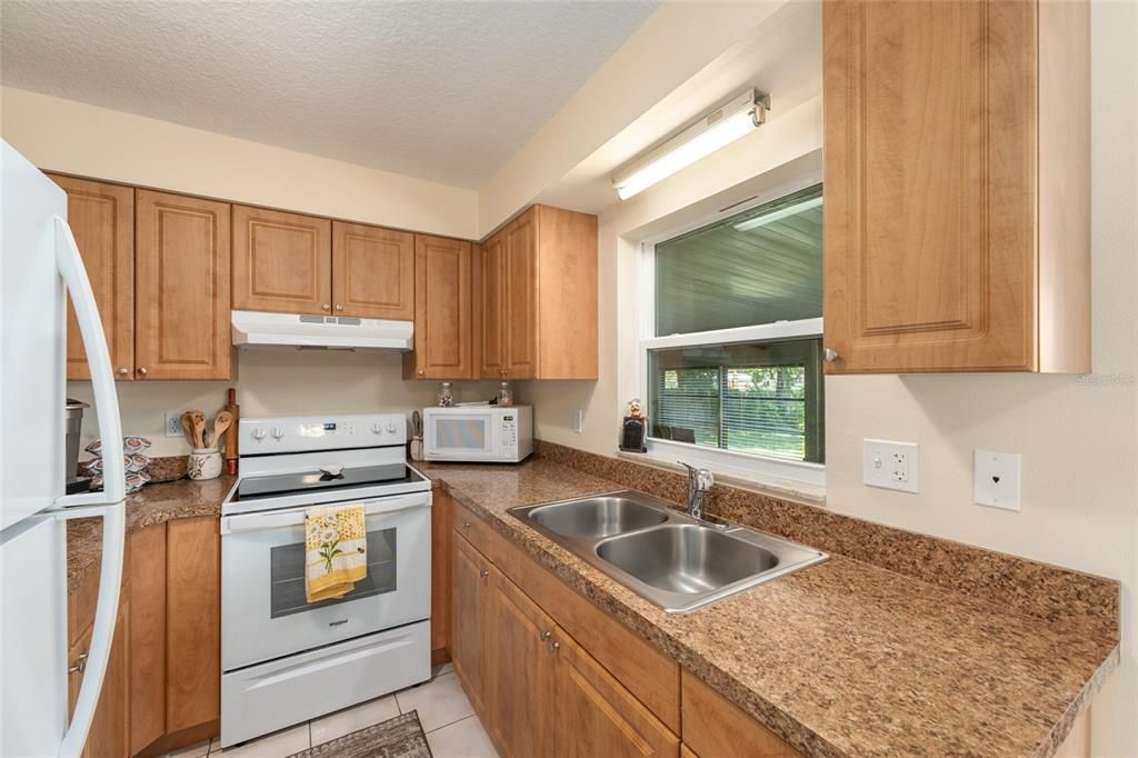 For Sale: $195,000 (2 beds, 1 baths, 988 Square Feet)
