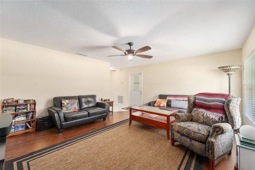For Sale: $195,000 (2 beds, 1 baths, 988 Square Feet)