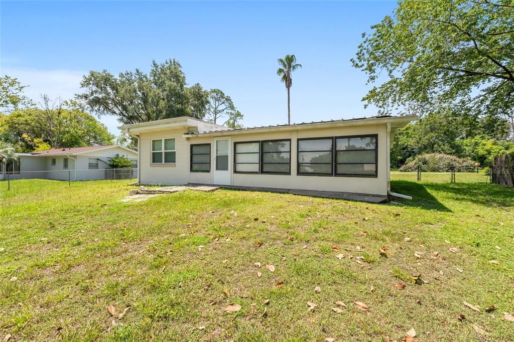 For Sale: $195,000 (2 beds, 1 baths, 988 Square Feet)