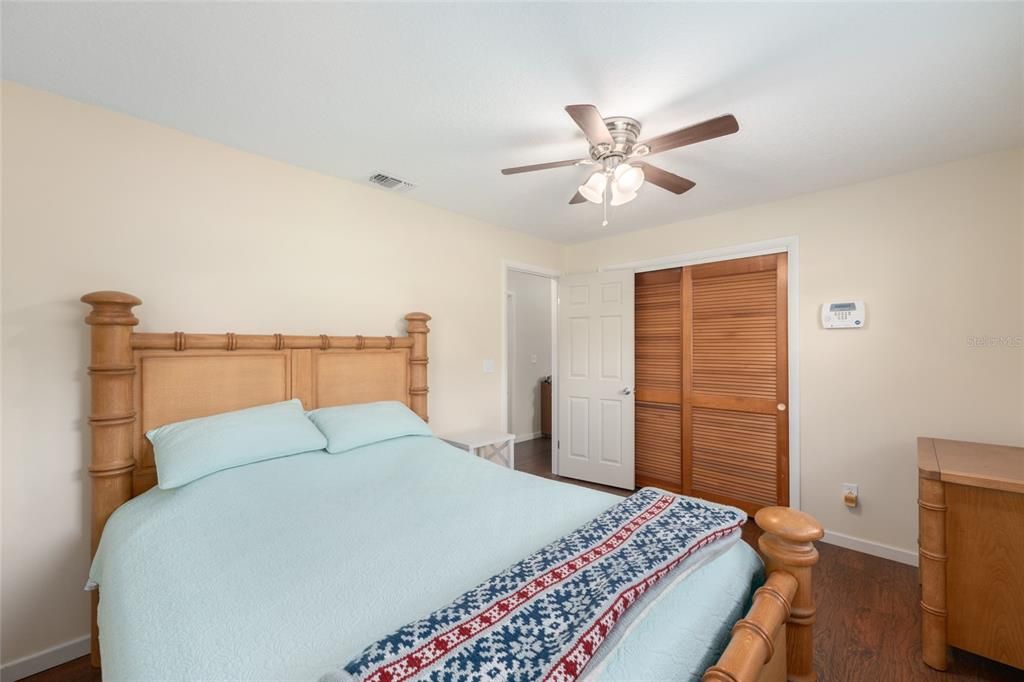 For Sale: $195,000 (2 beds, 1 baths, 988 Square Feet)