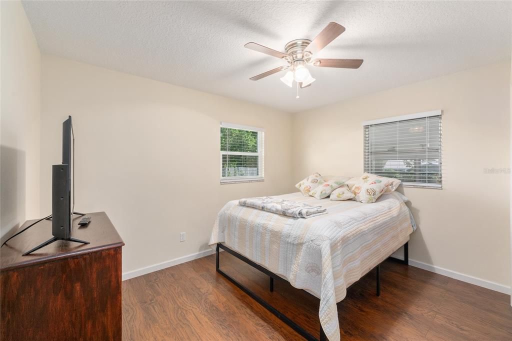 For Sale: $195,000 (2 beds, 1 baths, 988 Square Feet)